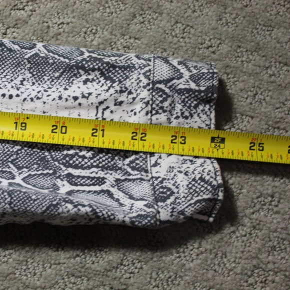Sofia's Jeans Size M Grey and White Snakeskin Print Denim Jacket - LIKE NEW - Picture 5 of 5